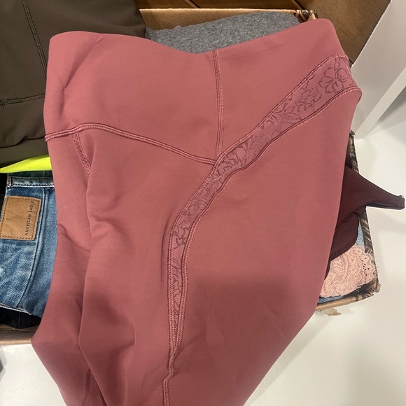 lululemon plumful leggings with lace accent, size six like new. wunder unders - Picture 4 of 6